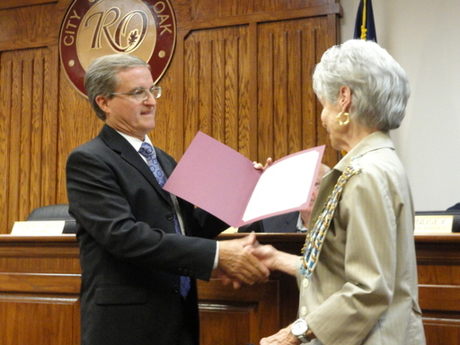 Honorary_Regent_Bobby_Hill_with_Red_Oak_Mayor_Alan